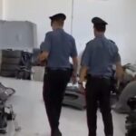 Carabinieri nel luogo in cui sono state trovate le auto rubate a Roma