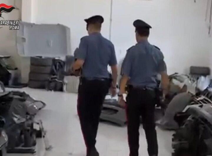 Carabinieri nel luogo in cui sono state trovate le auto rubate a Roma