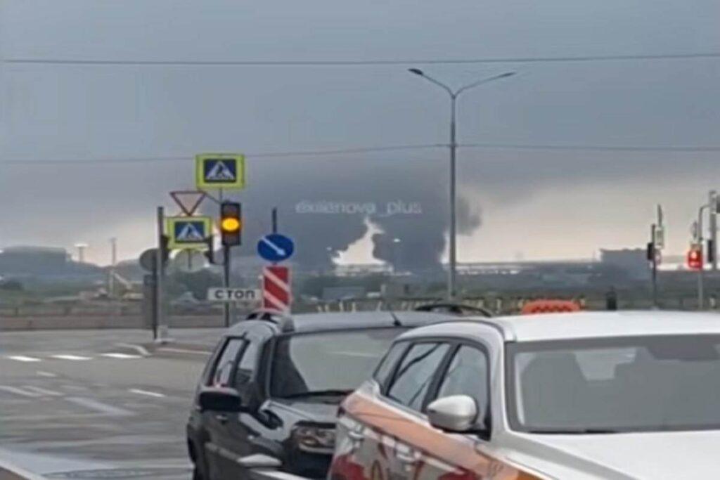Droni ucraini attaccano San Pietroburgo, a fuoco terminal petrolifero