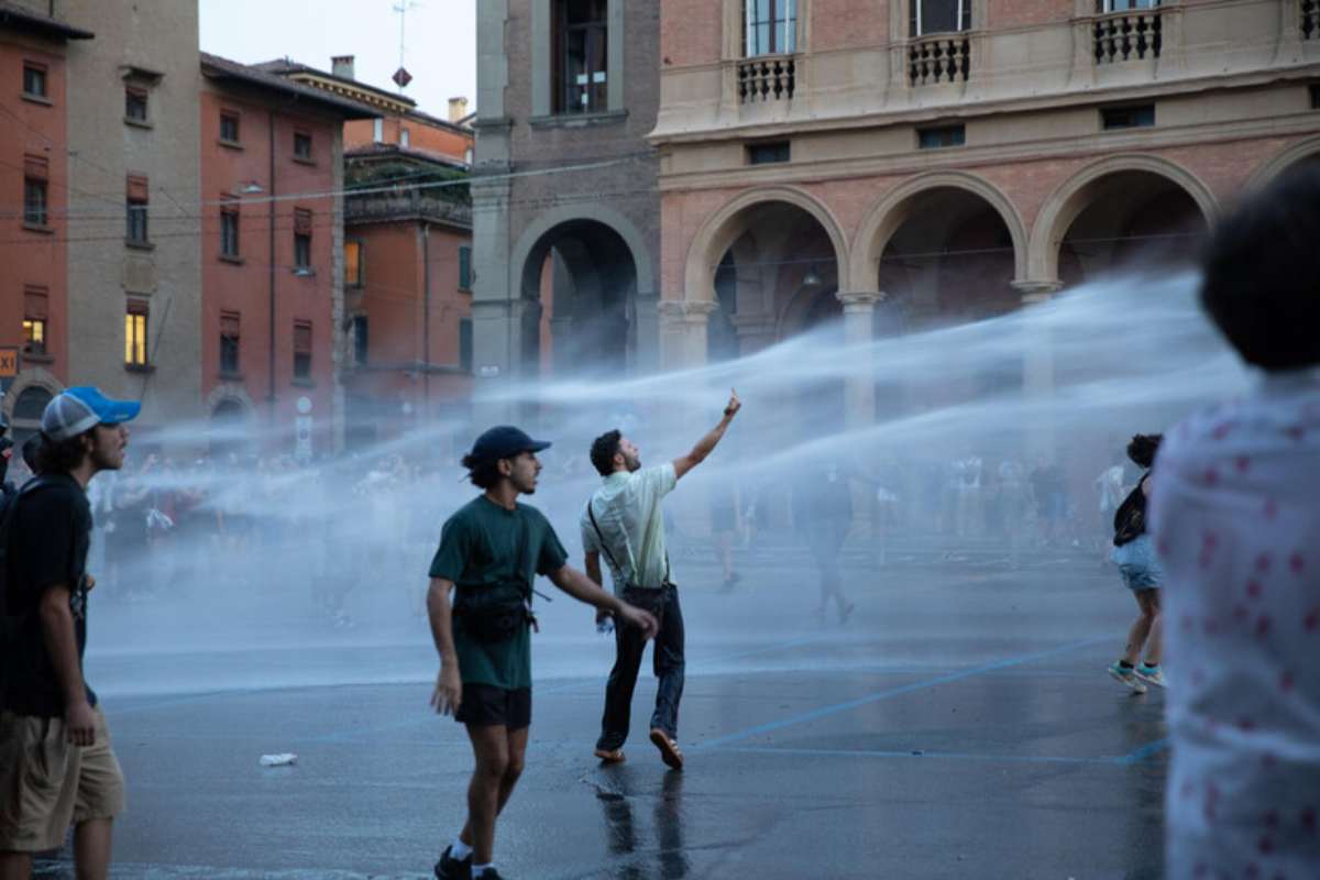 Incidenti di Bologna, scontro politico dopo la manifestazione: il Pd difende Lepore, la destra chiede le dimissioni