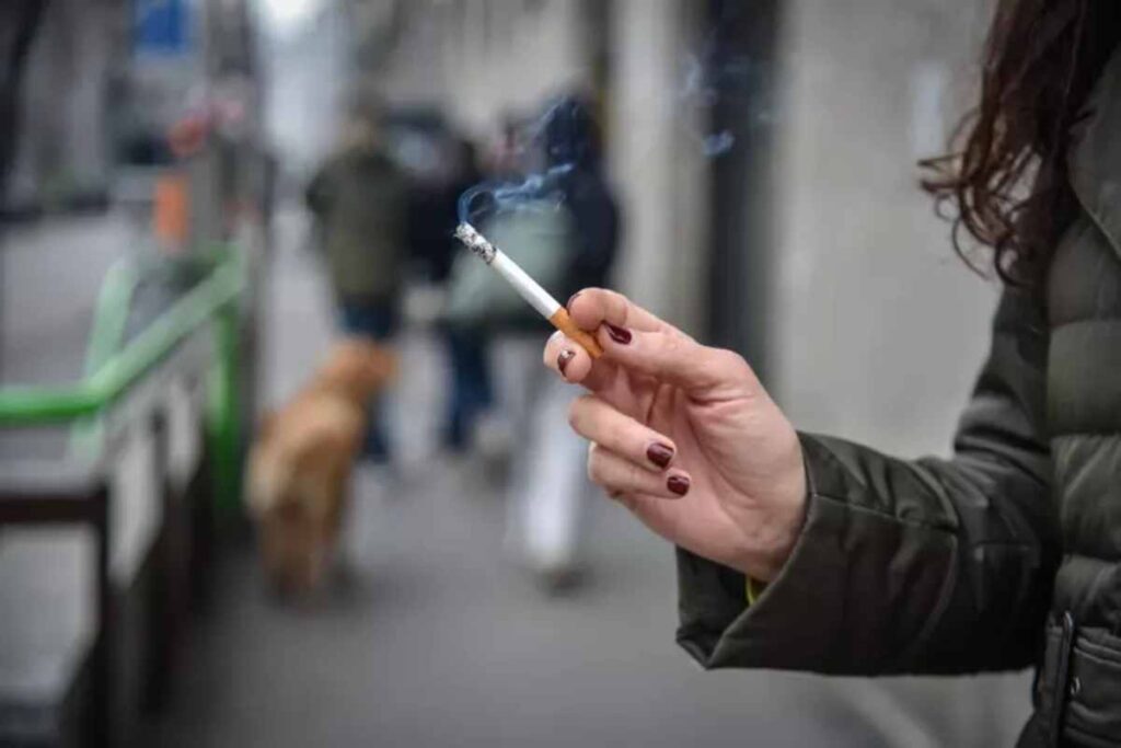 Una persona con una sigaretta in mano