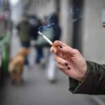 Una persona con una sigaretta in mano
