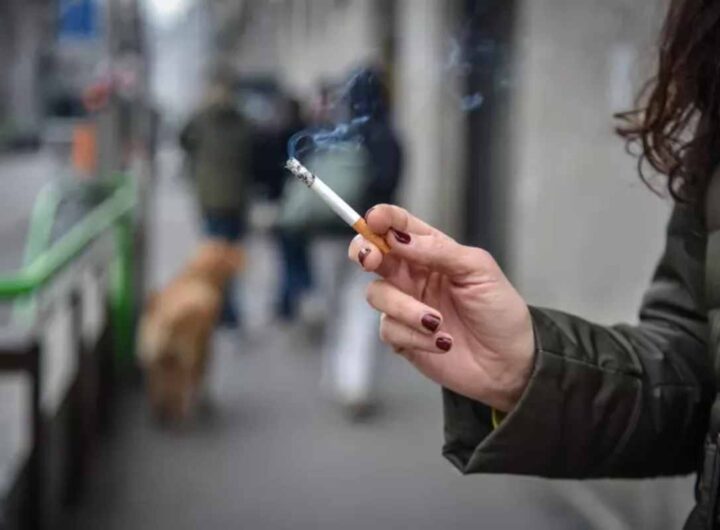 Una persona con una sigaretta in mano