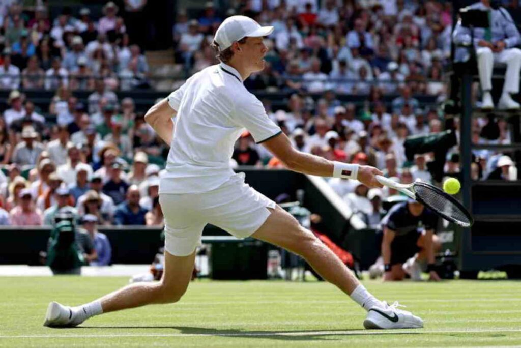 Jannik Sinner agli ottavi a Wimbledon, ha battuto lo statunitense Brooksby in tre set: ora affronterà il giapponese Mochizuki