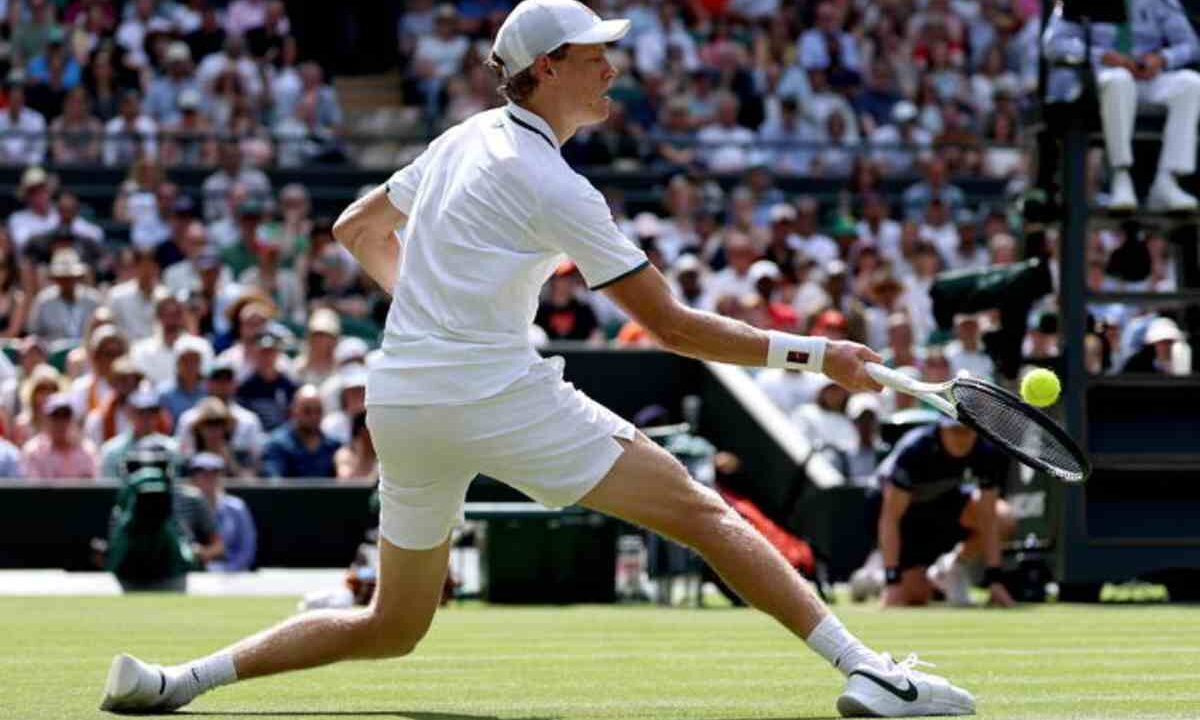 Jannik Sinner agli ottavi a Wimbledon, ha battuto lo statunitense Brooksby in tre set: ora affronterà il giapponese Mochizuki
