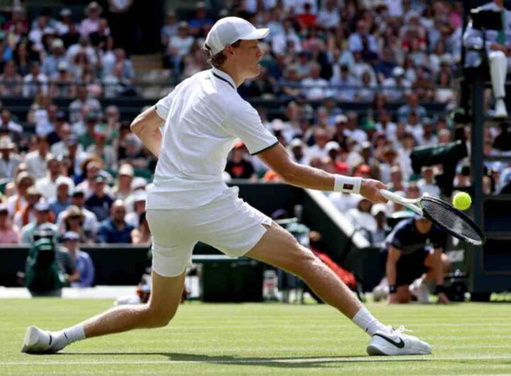 Jannik Sinner agli ottavi a Wimbledon, ha battuto lo statunitense Brooksby in tre set: ora affronterà il giapponese Mochizuki