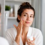 una donna che fa skincare