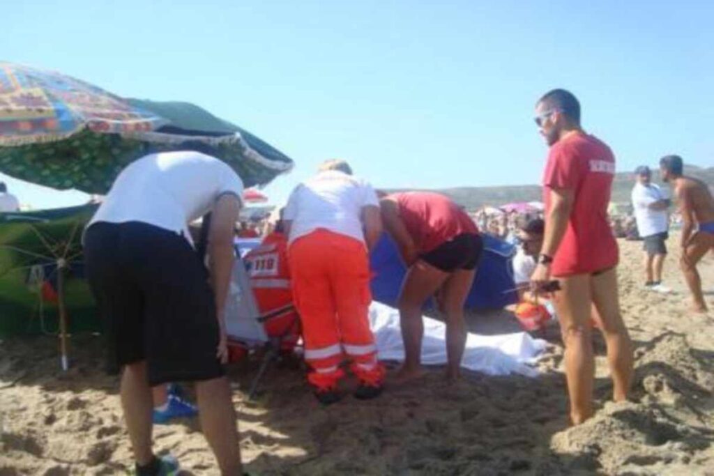 Uomo soccorso a riva