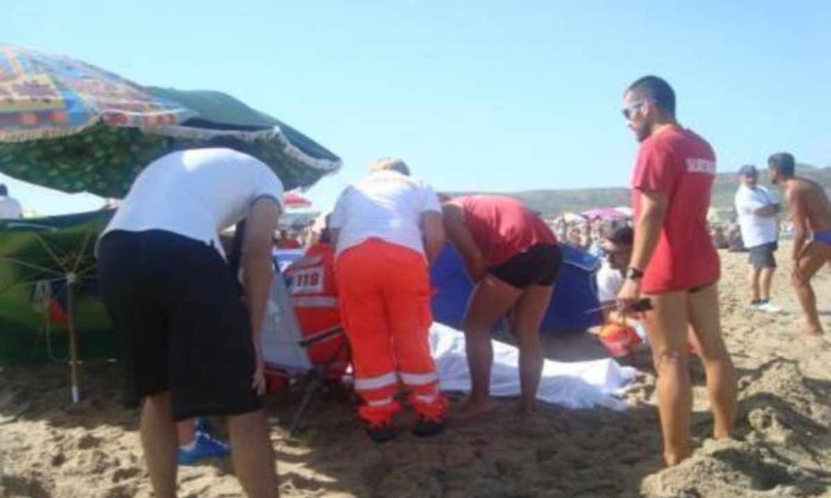 Uomo soccorso a riva