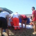 Uomo soccorso a riva