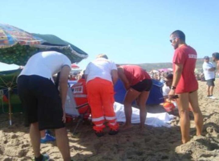 Uomo soccorso a riva