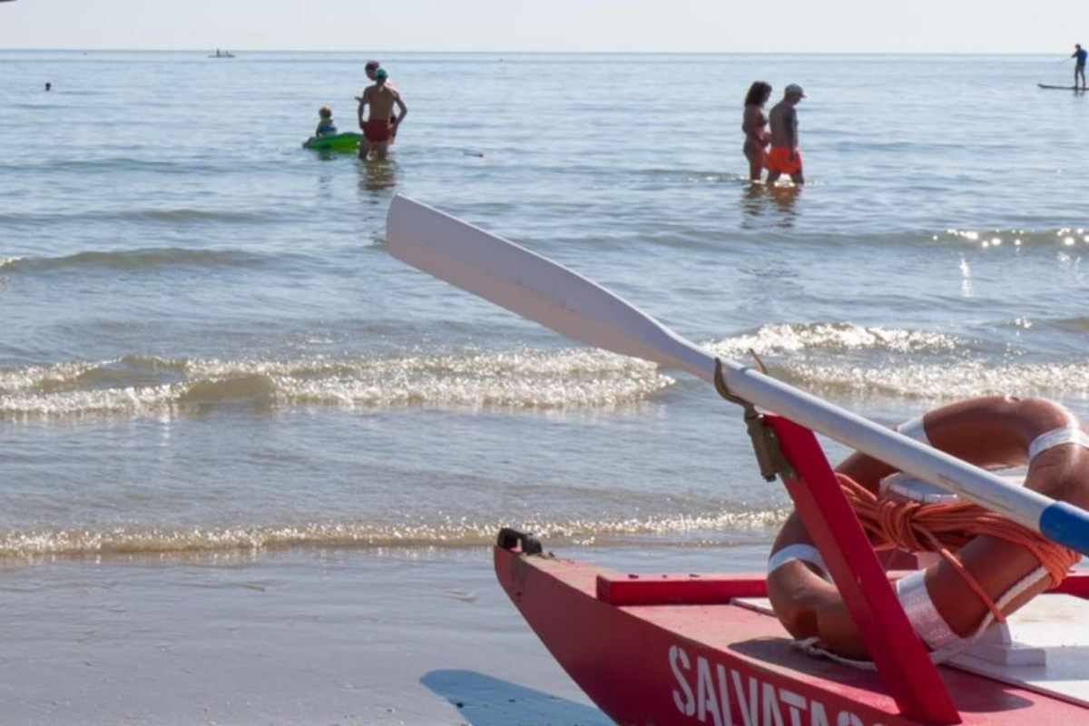 Otranto, si getta in mare per salvare dalle onde i suoi due figli: torna a riva e viene colto da un malore