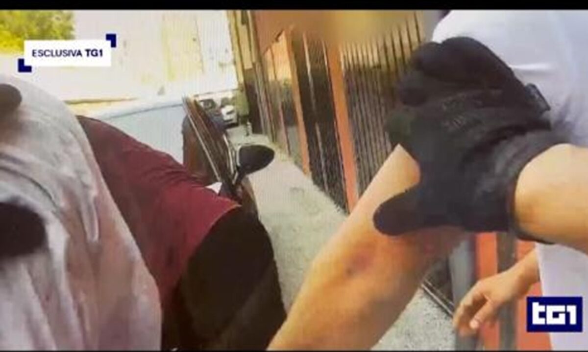 Il Tg1 mostra il video della bodycam di un poliziotto intervenuto per fermare Abderrahim Fakir