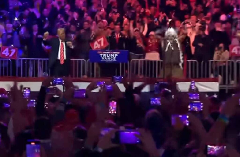 Il balletto di Trump durante l'esibizione dei Village People