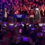 Il balletto di Trump durante l'esibizione dei Village People