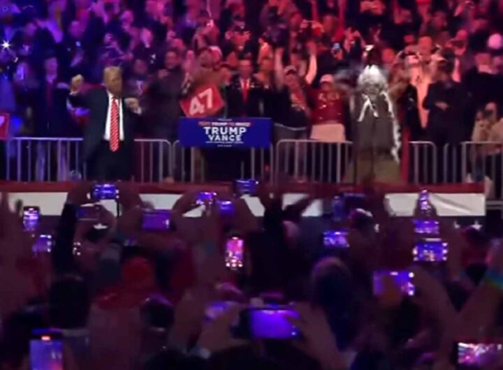 Il balletto di Trump durante l'esibizione dei Village People