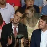 Il video dell'uomo che imita Trump alle sue spalle