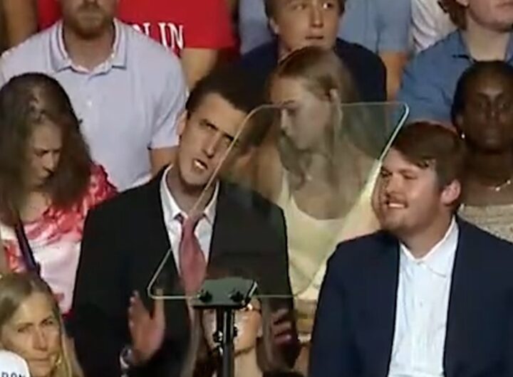 Il video dell'uomo che imita Trump alle sue spalle