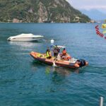 turista disperso lago como