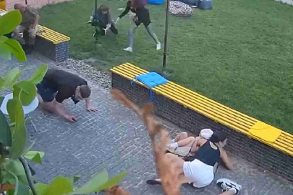 Il video della donna che in Ucraina protegge con il suo corpo una bambina durante un attacco russo