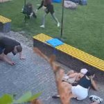 Il video della donna che in Ucraina protegge con il suo corpo una bambina durante un attacco russo