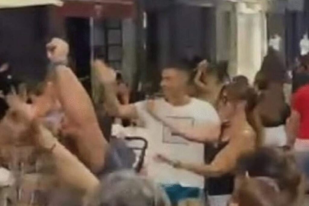 Viareggio, la band canta "Bella Ciao" mentre sta passando Vannacci: il generale e la moglie rispondono con braccia tese e dito medio