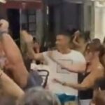 Viareggio, la band canta "Bella Ciao" mentre sta passando Vannacci: il generale e la moglie rispondono con braccia tese e dito medio