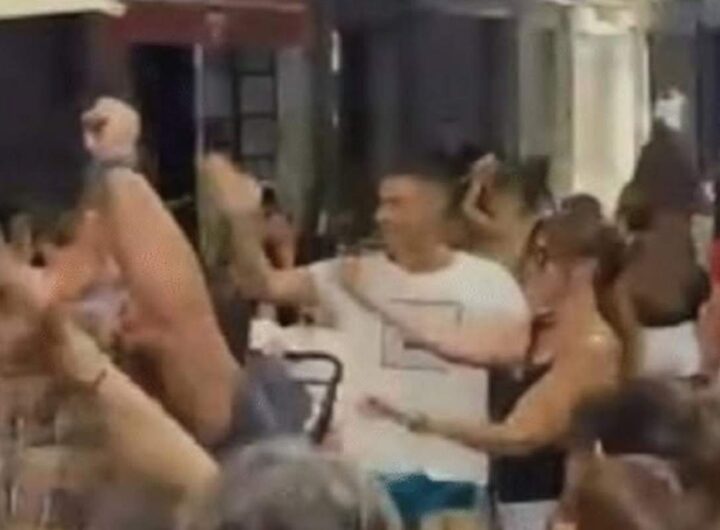 Viareggio, la band canta "Bella Ciao" mentre sta passando Vannacci: il generale e la moglie rispondono con braccia tese e dito medio