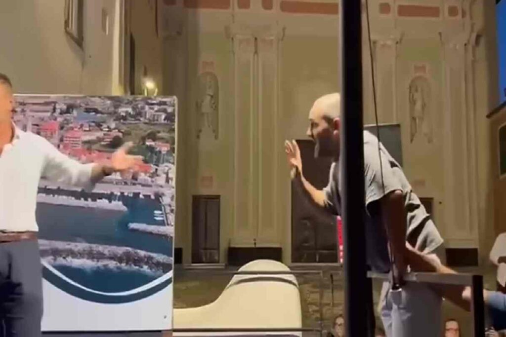 Vannacci parla ad un comizio in Liguria