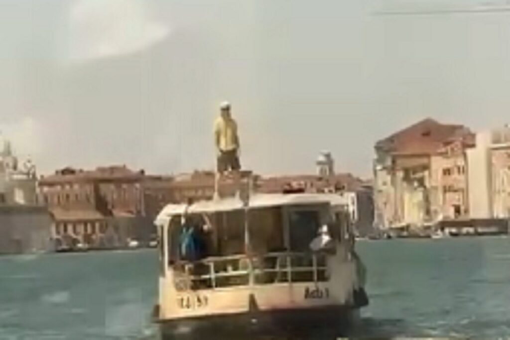 Il video del turista che a Venezia sale in piedi sul vaporetto in piena navigazione, denunciato