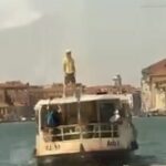 Il video del turista che a Venezia sale in piedi sul vaporetto in piena navigazione, denunciato