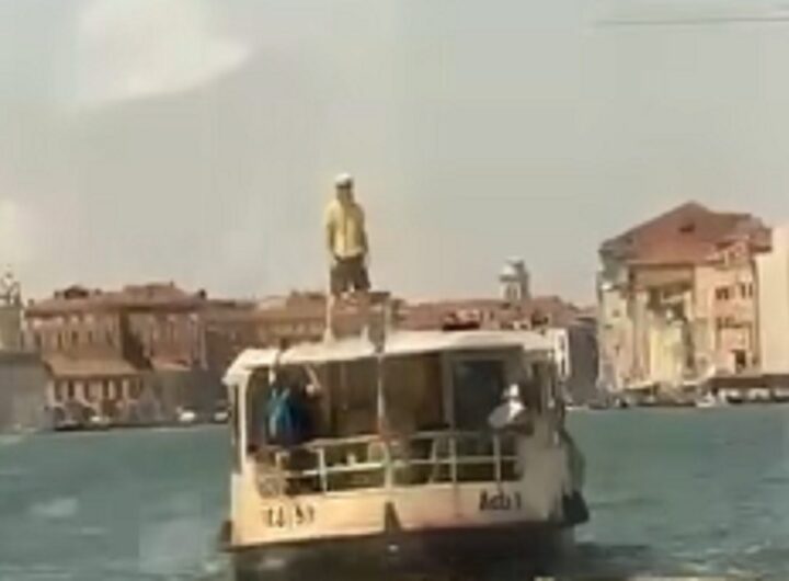 Il video del turista che a Venezia sale in piedi sul vaporetto in piena navigazione, denunciato
