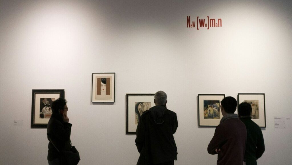 persone a un museo