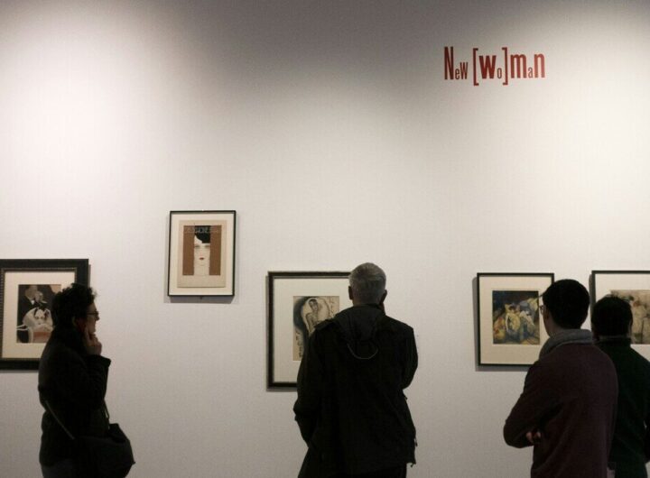 persone a un museo