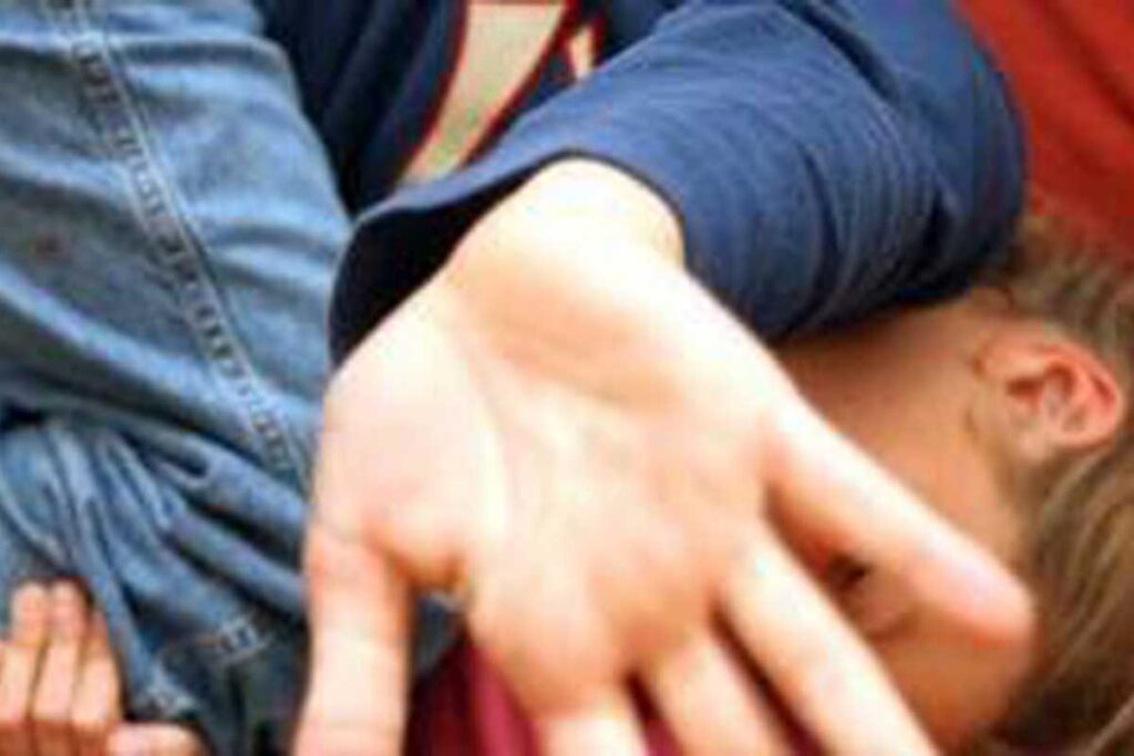 Minorenne pestato da venti coetanei senza alcun motivo finisce in ospedale