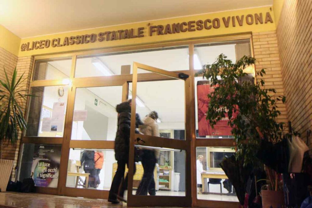 L'ingresso del liceo Vivona