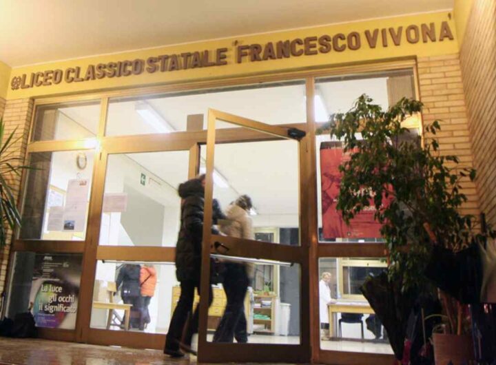 L'ingresso del liceo Vivona