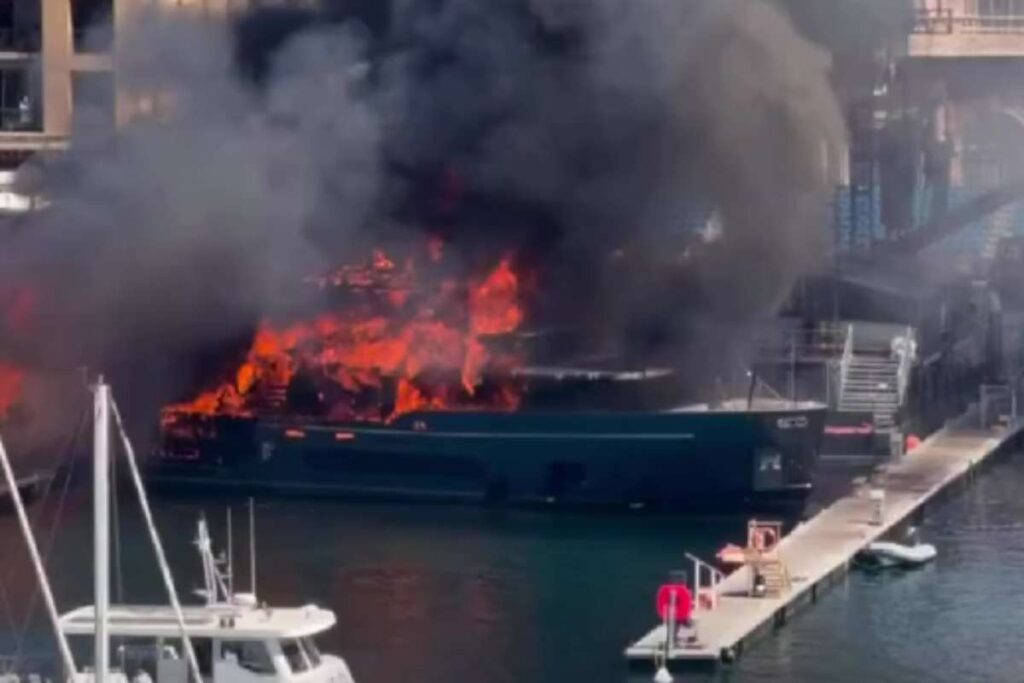 Yacht in fiamme