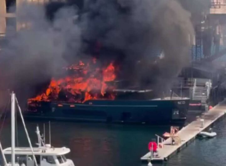 Yacht in fiamme