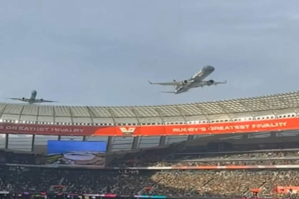 Due aerei sfiorano uno stadio