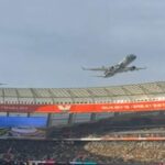 Due aerei sfiorano uno stadio