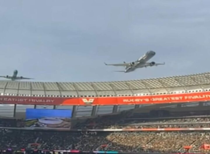 Due aerei sfiorano uno stadio