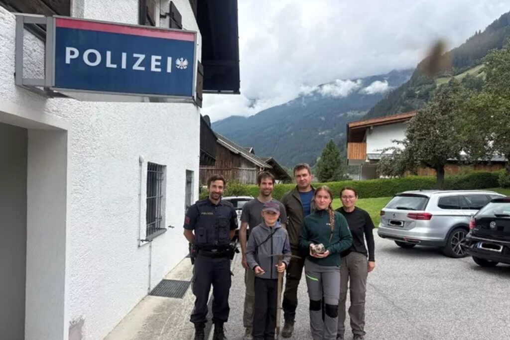 Il ghiacciaio si ritira e restituisce l'attrezzatura persa da un alpinista nel 1963