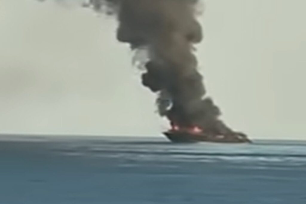 Yacht in fiamme