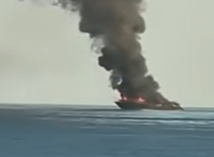 Yacht in fiamme