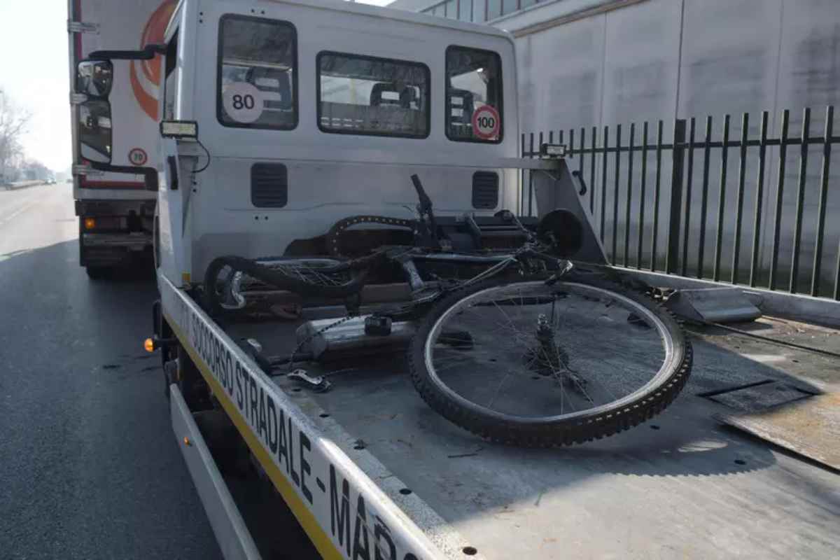 Una delle biciclette distrutte a Lanzo Torinese