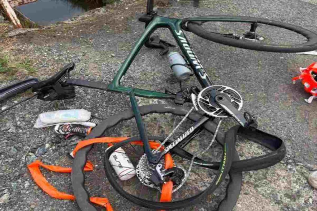 Una delle biciclette distrutte a Lanzo Torinese