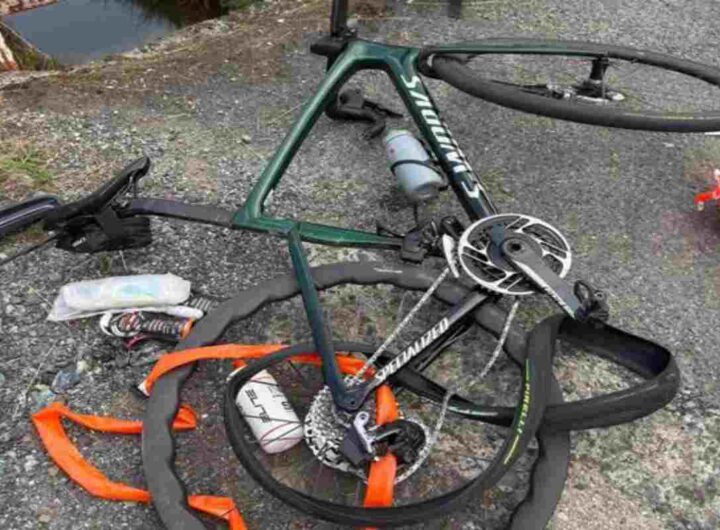 Una delle biciclette distrutte a Lanzo Torinese