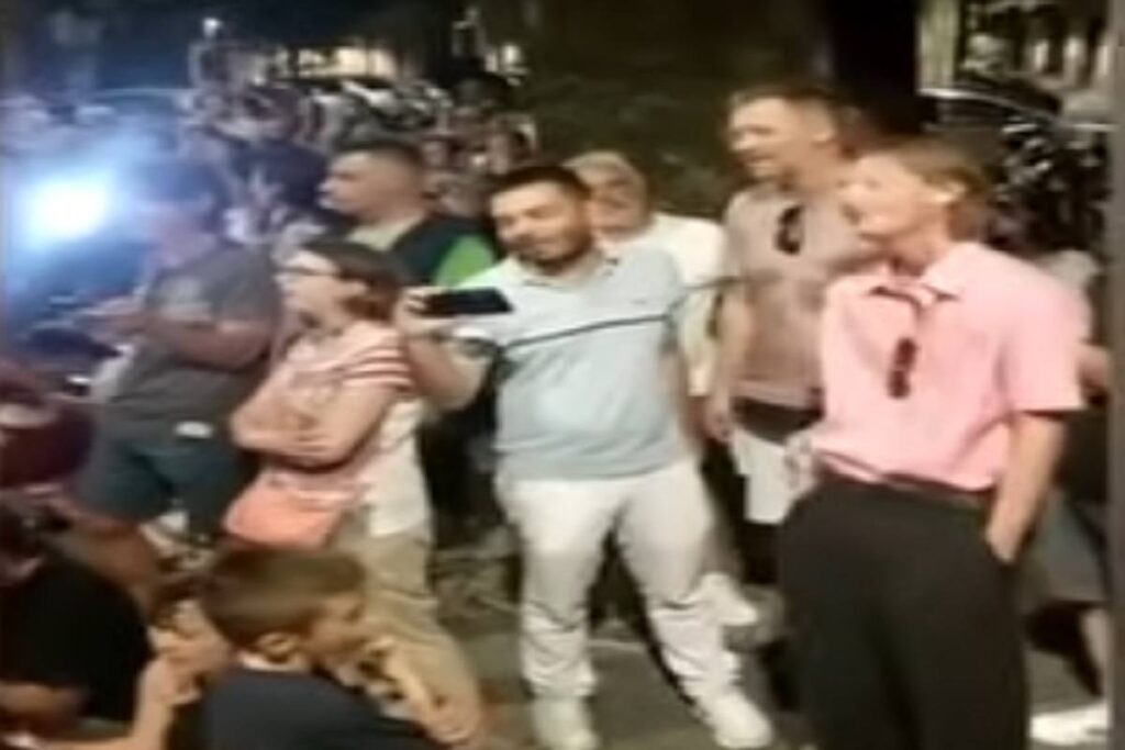 Francesco Guccini, gente canta le sue canzoni in via Paolo Fabbri 43