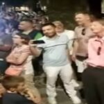 Francesco Guccini, gente canta le sue canzoni in via Paolo Fabbri 43